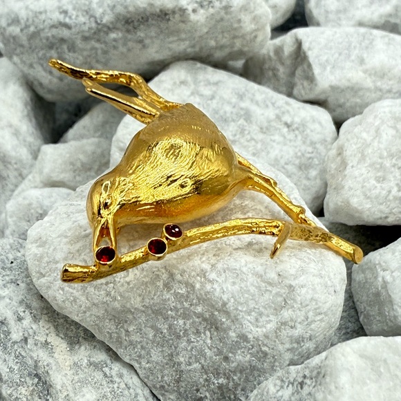 Vintage Joan Rivers Bird on Branch Brooch Gold Tone Ruby Red Rhinestone Berries - Picture 13 of 17